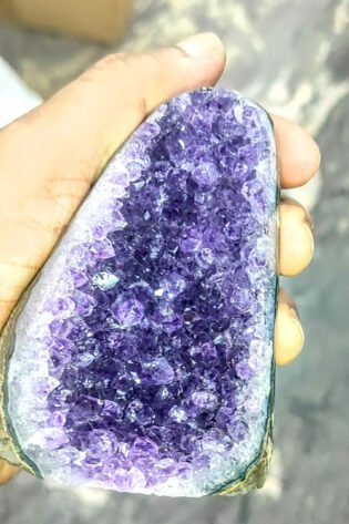 smallsize-amethyst-geode-crystal-vastu-energy-gemstone-purple-rociplace-sunlight-moonlight