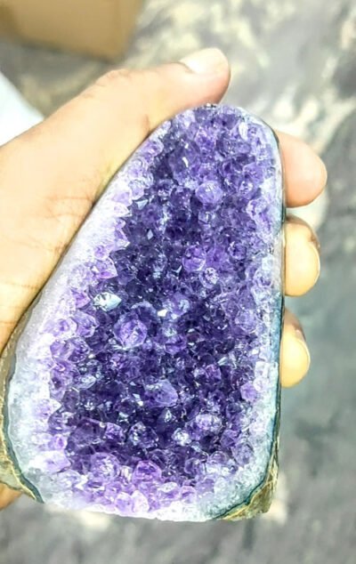 smallsize-amethyst-geode-crystal-vastu-energy-gemstone-purple-rociplace-sunlight-moonlight